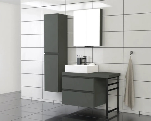 Badezimmer mit Waschtisch, Spiegelschrank und Hochschrank