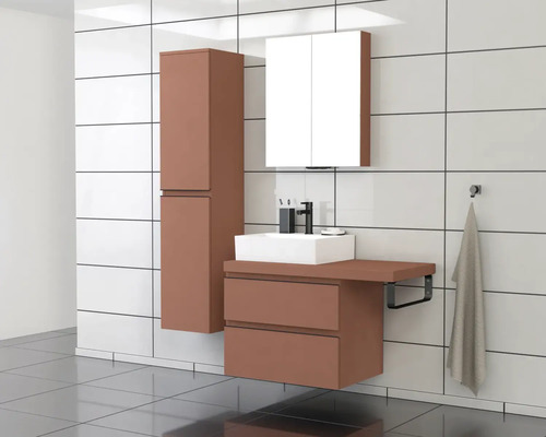 Modernes Badezimmer mit Waschtisch, Spiegelschrank und Hochschrank vor weiß gefliester Wand