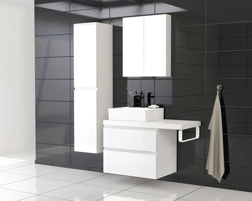 Badezimmer mit Waschbeckenunterschrank, Spiegelschrank und Hochschrank vor dunklem Fliesenhintergrund