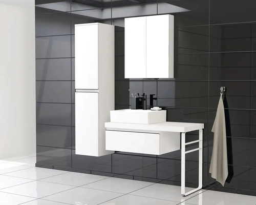 Modernes Badezimmer mit Waschbecken, Unterschrank und Spiegelschrank