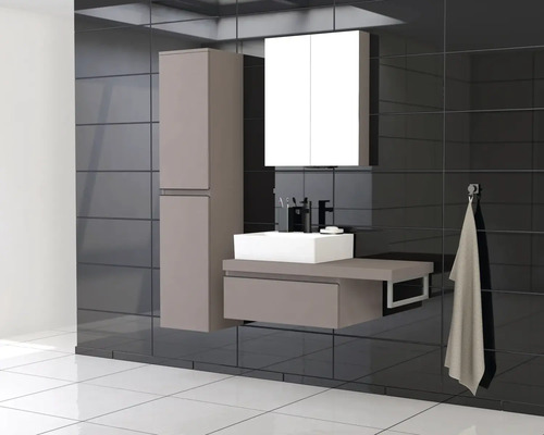 Badezimmer mit Waschbecken, Spiegelschrank und Handtuchhalter vor dunklem Fliesenhintergrund