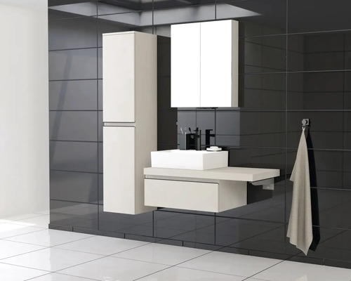 Badezimmer mit Waschtisch, Spiegelschrank und Hochschrank vor dunklem Fliesenhintergrund