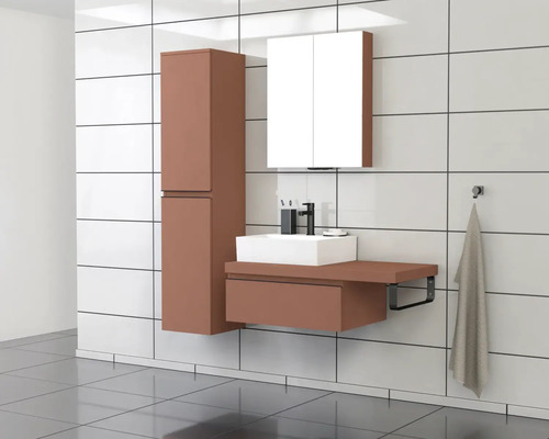 Modernes Badezimmer-Set mit Waschtisch, Spiegelschrank und Hochschrank vor weiß gefliesten Wänden