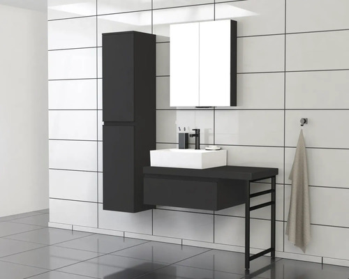 Badezimmer mit Waschtisch, Spiegelschrank und Hochschrank vor weiß gefliesener Wand