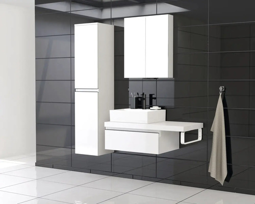 Modernes Badezimmer mit Waschbecken, Spiegelschrank und Hochschrank