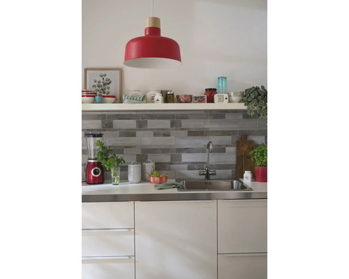 Helle Küche mit Spüle, Armatur, Küchengeräten und roter Hängelampe.