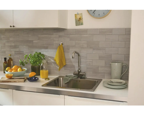 Helle Küche mit Spüle, Armatur und Küchenutensilien