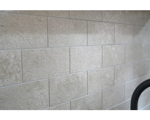 Nahaufnahme einer Wandfliese mit rechteckigem Format.