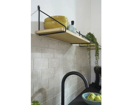 Regale mit Holzbrettern und schwarzer Halterung an einer gefliesten Wand in der Küche.