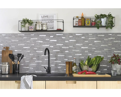 Küchenszene mit Spüle, Armatur, Regalen und Fliesenrückwand