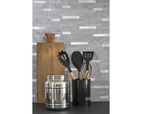 Küchenszene mit Schneidebrett, Küchenutensilien und Vorratsdose.