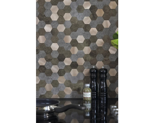 Wandgestaltung mit sechseckigen Mosaikfliesen in verschiedenen Farben und Texturen im Küchenbereich.