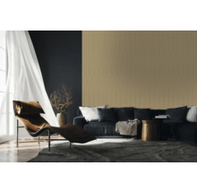 Wohnzimmer mit Sofa, Sessel und Strukturtapete