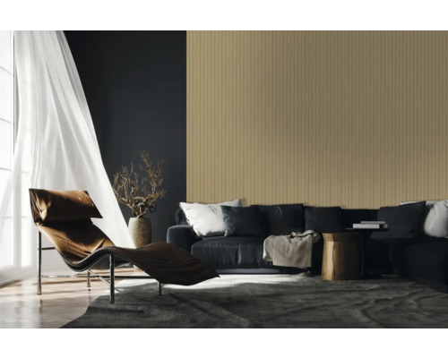 Wohnzimmer mit Sofa, Sessel und Strukturtapete