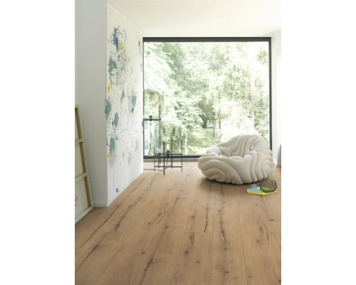 Heller Wohnraum mit Laminatboden in Holzoptik, Sessel und Fenster