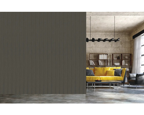 Wohnzimmer mit geriffelter Wand, gelbem Sofa und Bücherregal