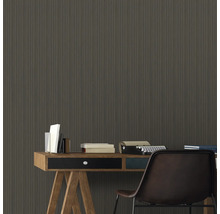 Szene mit Schreibtisch, Büchern, Schreibmaschine und Wandtapete mit feiner Streifenstruktur