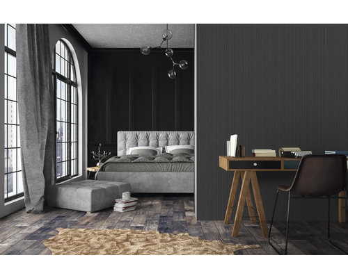 Schlafzimmer mit Bett, Schreibtisch und Dekoration