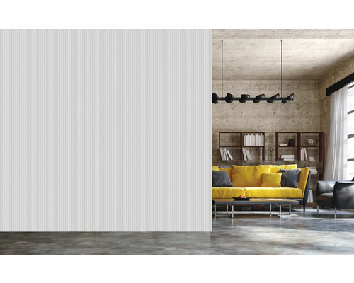 Innenaufnahme eines Wohnzimmers mit geriffelter Wand, Sofa, Bücherregal und Deckenleuchte