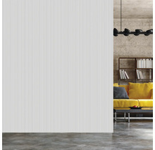 Helles Wohnzimmer mit geriffelten Wandpaneelen, Sofa, Regal und Lampe