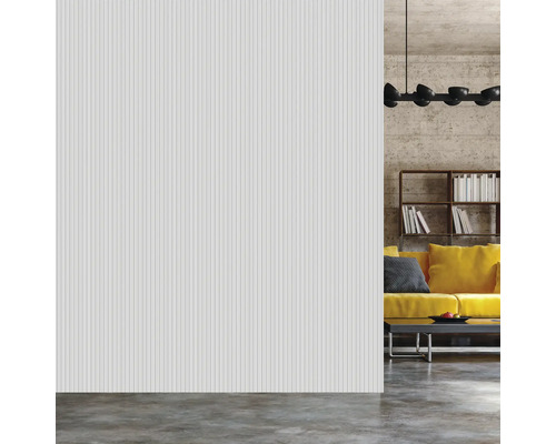 Helles Wohnzimmer mit geriffelten Wandpaneelen, Sofa, Regal und Lampe