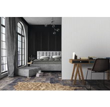 Schlafzimmer mit Bett, Schreibtisch und Stuhl in dunklen Farben