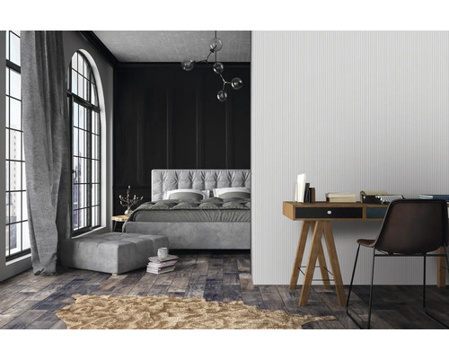 Schlafzimmer mit Bett, Schreibtisch und Stuhl in dunklen Farben