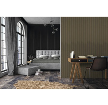 Schlafzimmer mit Bett, Schreibtisch und Holzpaneelwand