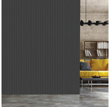 Wandpaneele in einem Wohnzimmer mit gelbem Sofa und Bücherregal