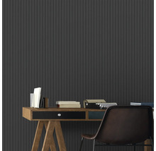 Szene mit geriffelter Tapete, Schreibtisch und Bürostuhl