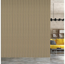 Holzpaneelwand in einem Wohnzimmer mit Sofa