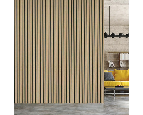 Holzpaneelwand in einem Wohnzimmer mit Sofa