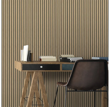 Holzpaneelwand hinter Schreibtisch mit Büroutensilien und Stuhl