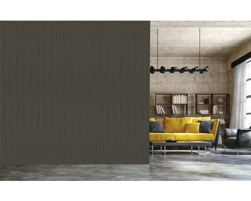 Modernes Wohnzimmer mit geriffelter Wand, Sofa und Bücherregal