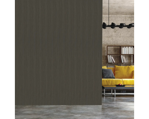 Innenraum mit Wandpaneelen, Sofa, Bücherregal und Lampe