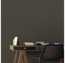 Szene mit Schreibtisch, Büchern, Schreibmaschine und gerillter Wand