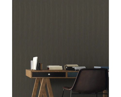 Szene mit Schreibtisch, Büchern, Schreibmaschine und gerillter Wand