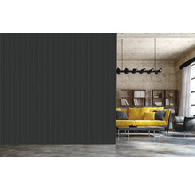 Wohnzimmer mit geriffelter Wand, Sofa und Bücherregal