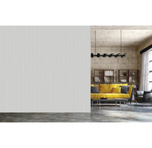 Wohnzimmer mit Paneelwand, Sofa und Bücherregal