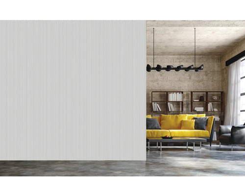 Wohnzimmer mit Paneelwand, Sofa und Bücherregal