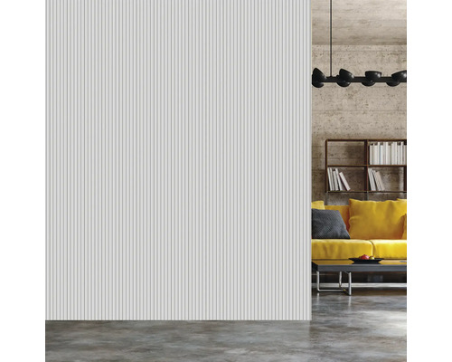 Helles Zimmer mit geriffeltem Wandpaneel, Sofa und Bücherregal