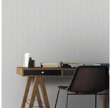 Szene mit Schreibtisch, Stuhl und Wandtapete mit Streifenmuster