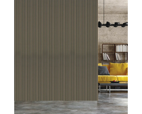 Wohnraum mit Wandpaneelen in Streifenoptik, Sofa und Bücherregal