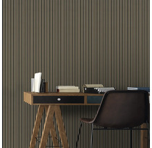 Raumgestaltung mit Schreibtisch, Stuhl und Tapete mit Streifenmuster