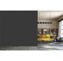 Modernes Wohnzimmer mit grauer Lamellenwand, gelbem Sofa und Regalen