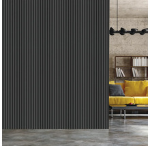 Wohnzimmer mit geriffelter Wand und gelbem Sofa