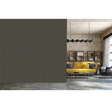 Wohnzimmer mit Wandpaneelen, Sofa und Bücherregal