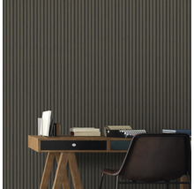 Dekoratives Interieur mit Schreibtisch und gerillter Wandtapete