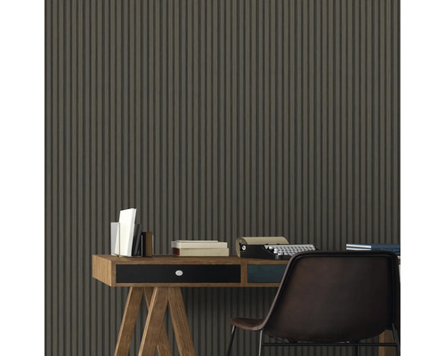 Dekoratives Interieur mit Schreibtisch und gerillter Wandtapete