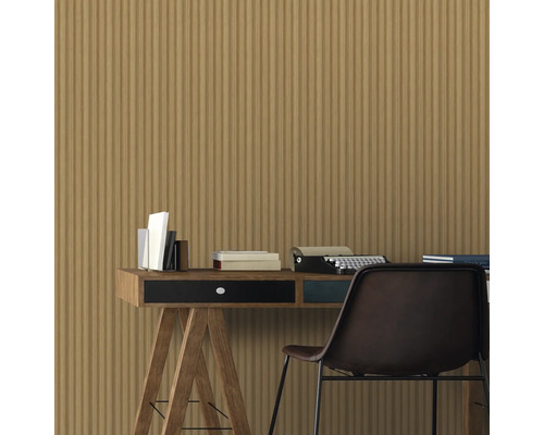 Dekoratives Arbeitszimmer mit Schreibtisch, Stuhl und Wandtapete